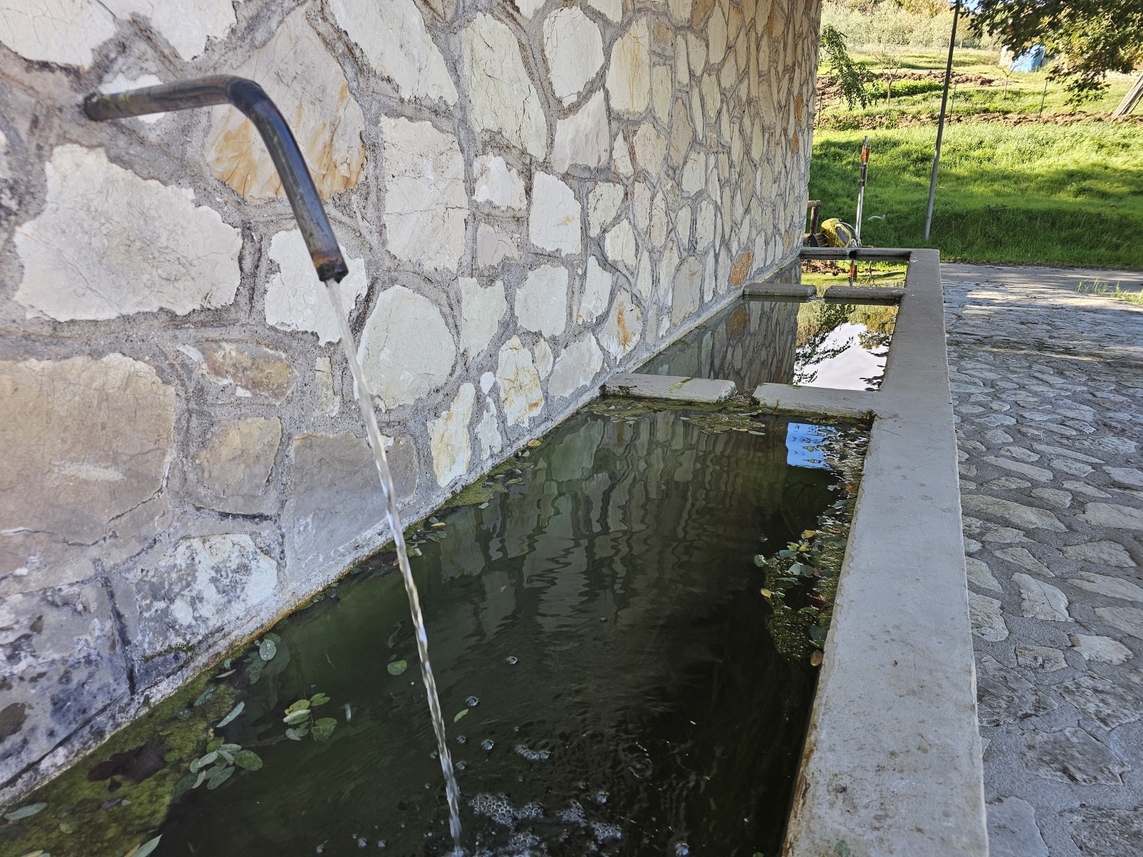 Dorfbrunnen – Wasserquelle für die Pilger